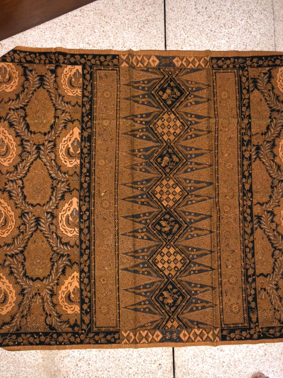 galeri kain batik berupa sarung batik